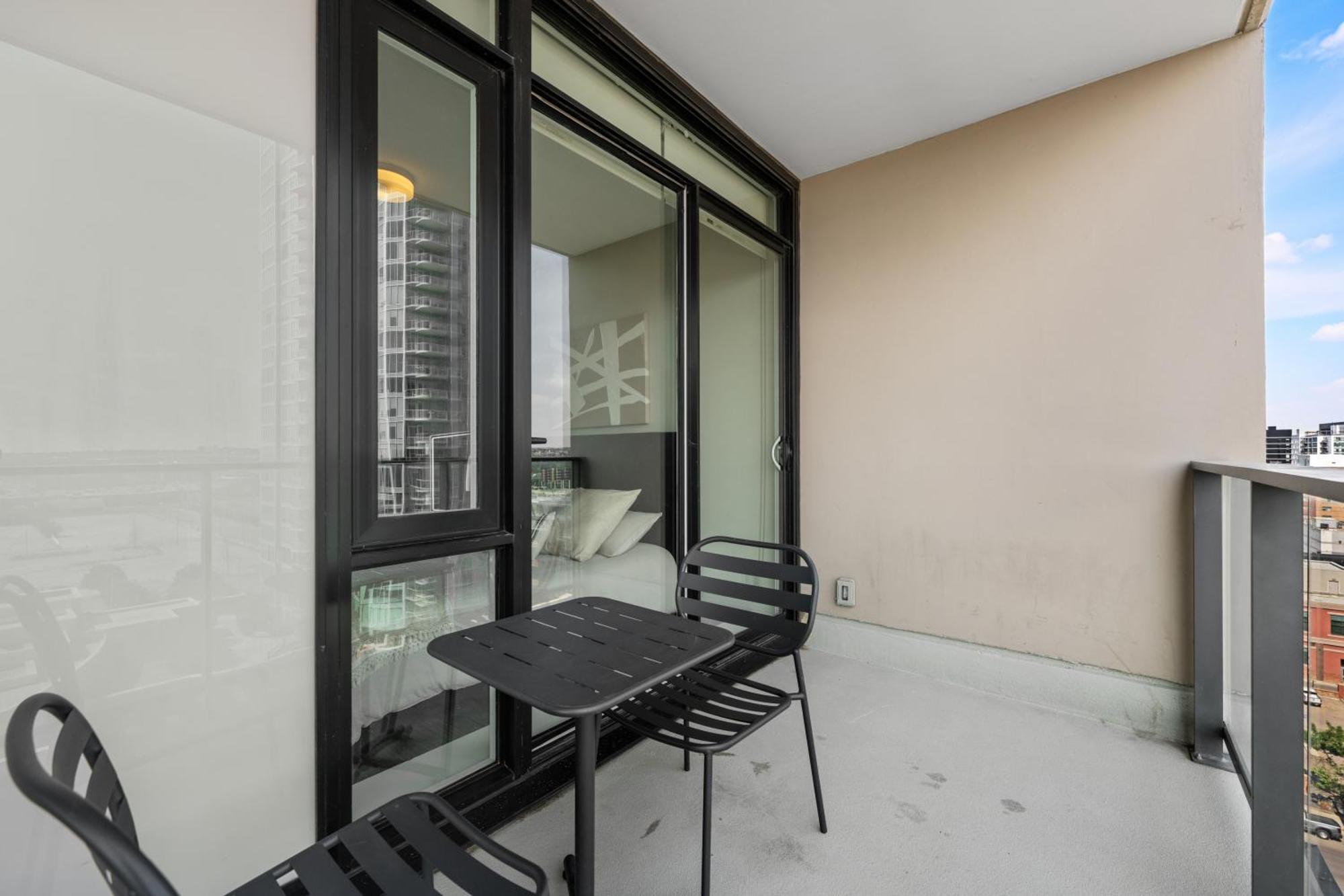Modern Suite Calgary Downtown 5 Min Walk Stampede Bagian luar foto