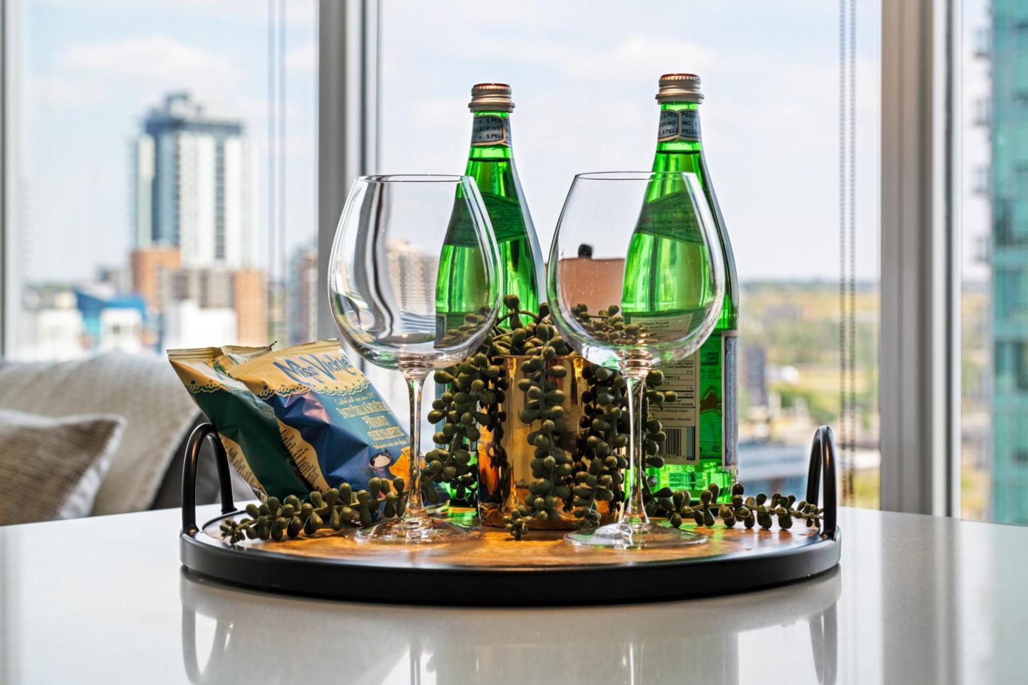 Modern Suite Calgary Downtown 5 Min Walk Stampede Bagian luar foto