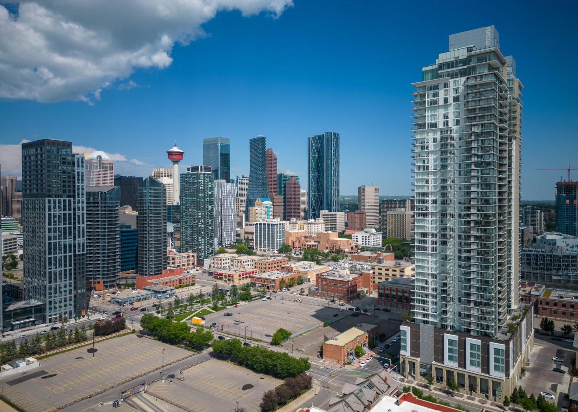 Modern Suite Calgary Downtown 5 Min Walk Stampede Bagian luar foto