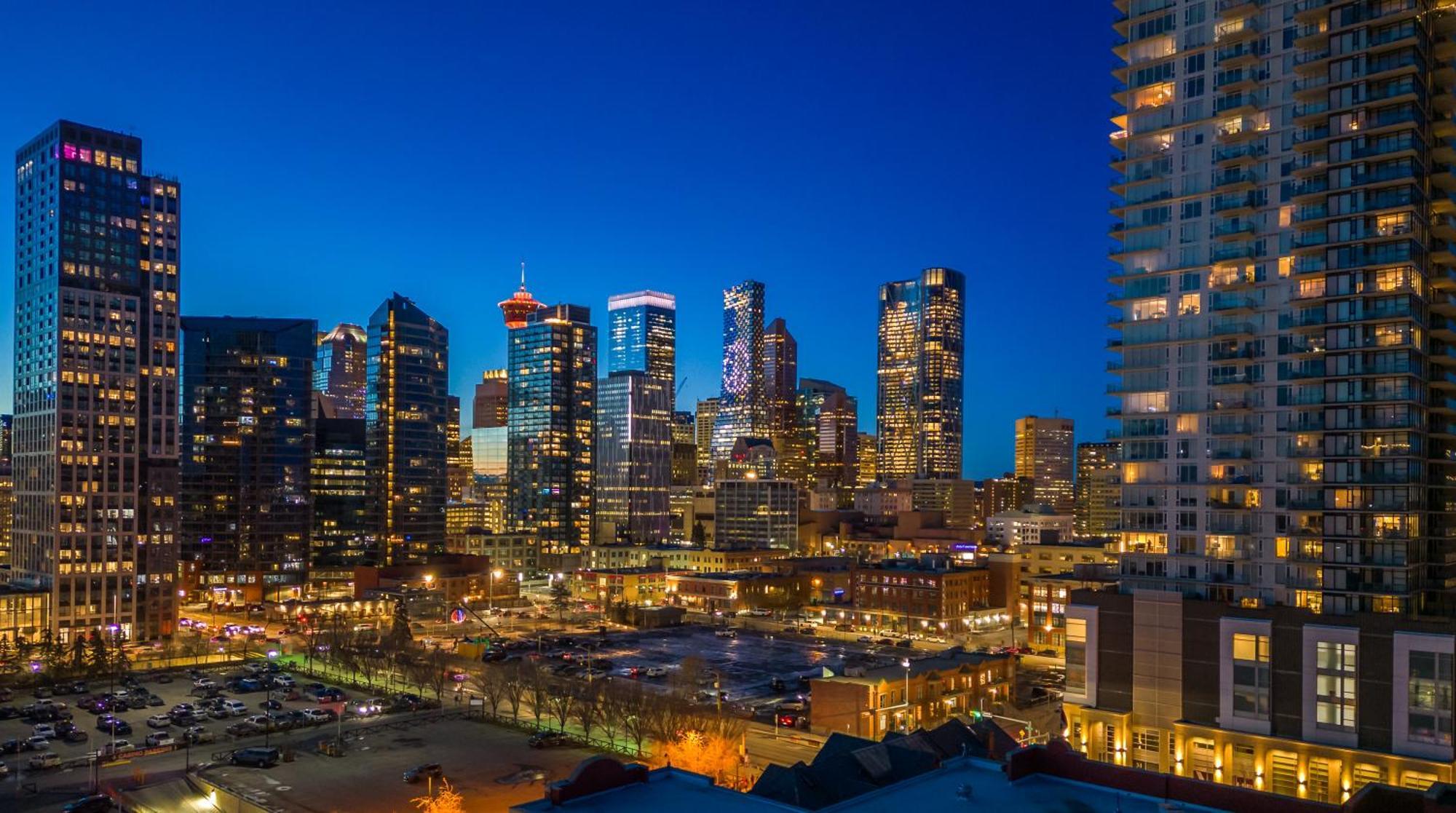 Modern Suite Calgary Downtown 5 Min Walk Stampede Bagian luar foto