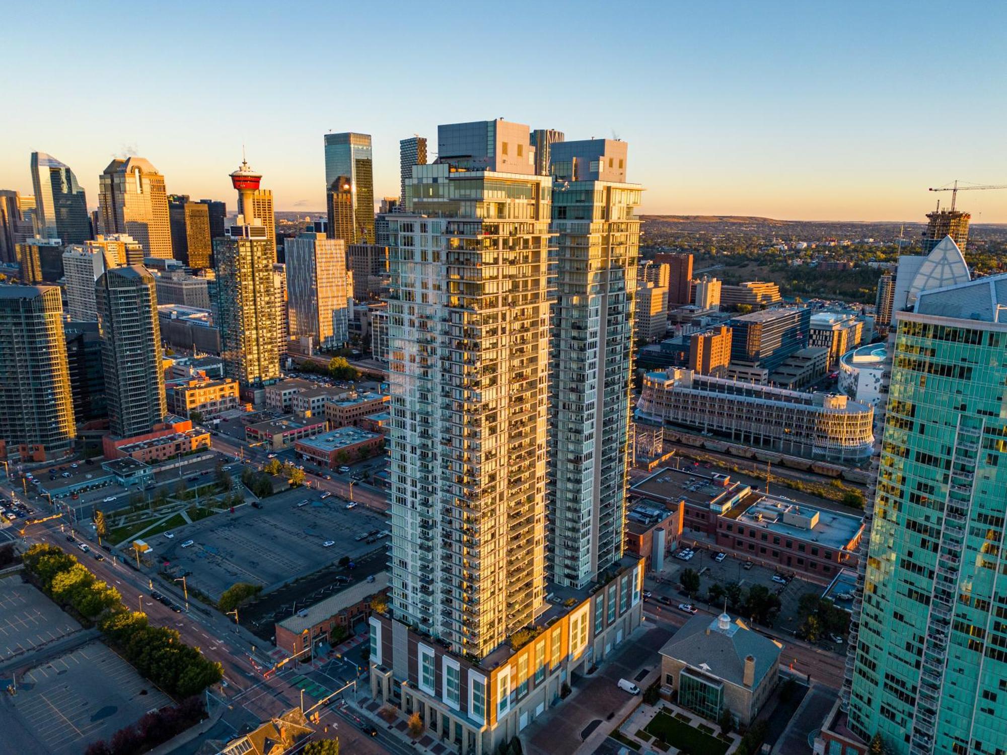 Modern Suite Calgary Downtown 5 Min Walk Stampede Bagian luar foto