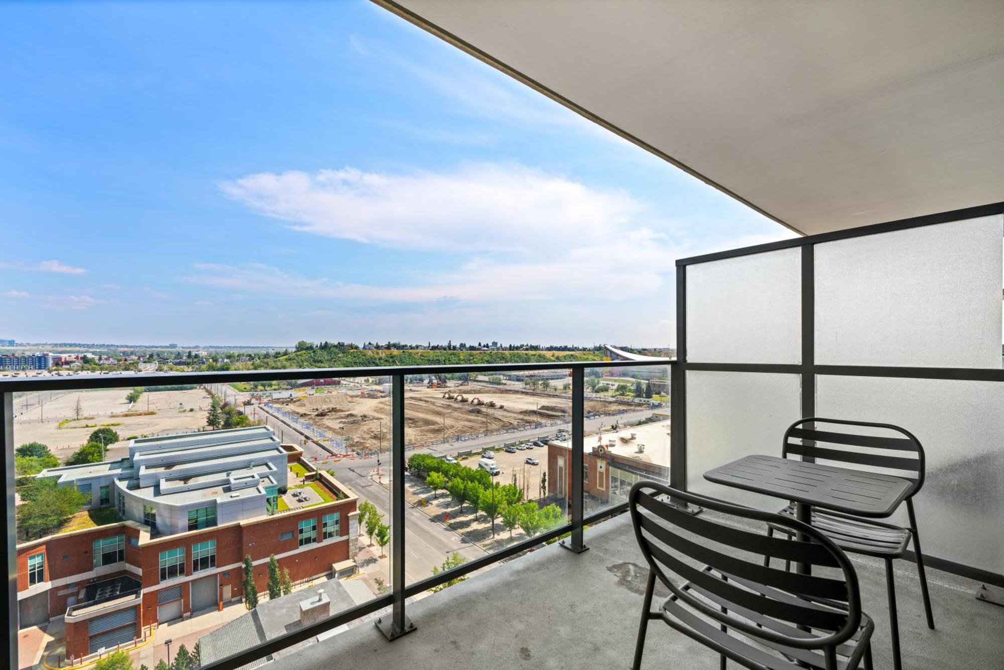 Modern Suite Calgary Downtown 5 Min Walk Stampede Bagian luar foto