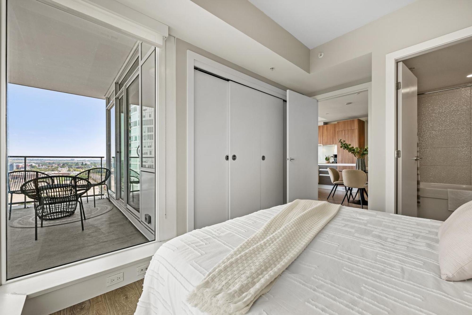Modern Suite Calgary Downtown 5 Min Walk Stampede Bagian luar foto